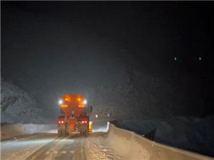 بارش برف در محورهای جنوبی استان اردبیل/ جاده‌ها لغزنده است