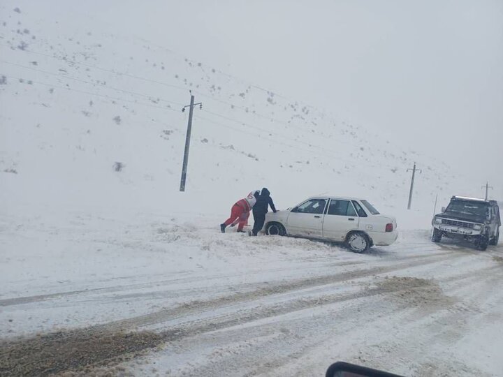 بارش برف و کولاک شدید، عبور و مرور در جاده‌های خلخال را مختل کرد