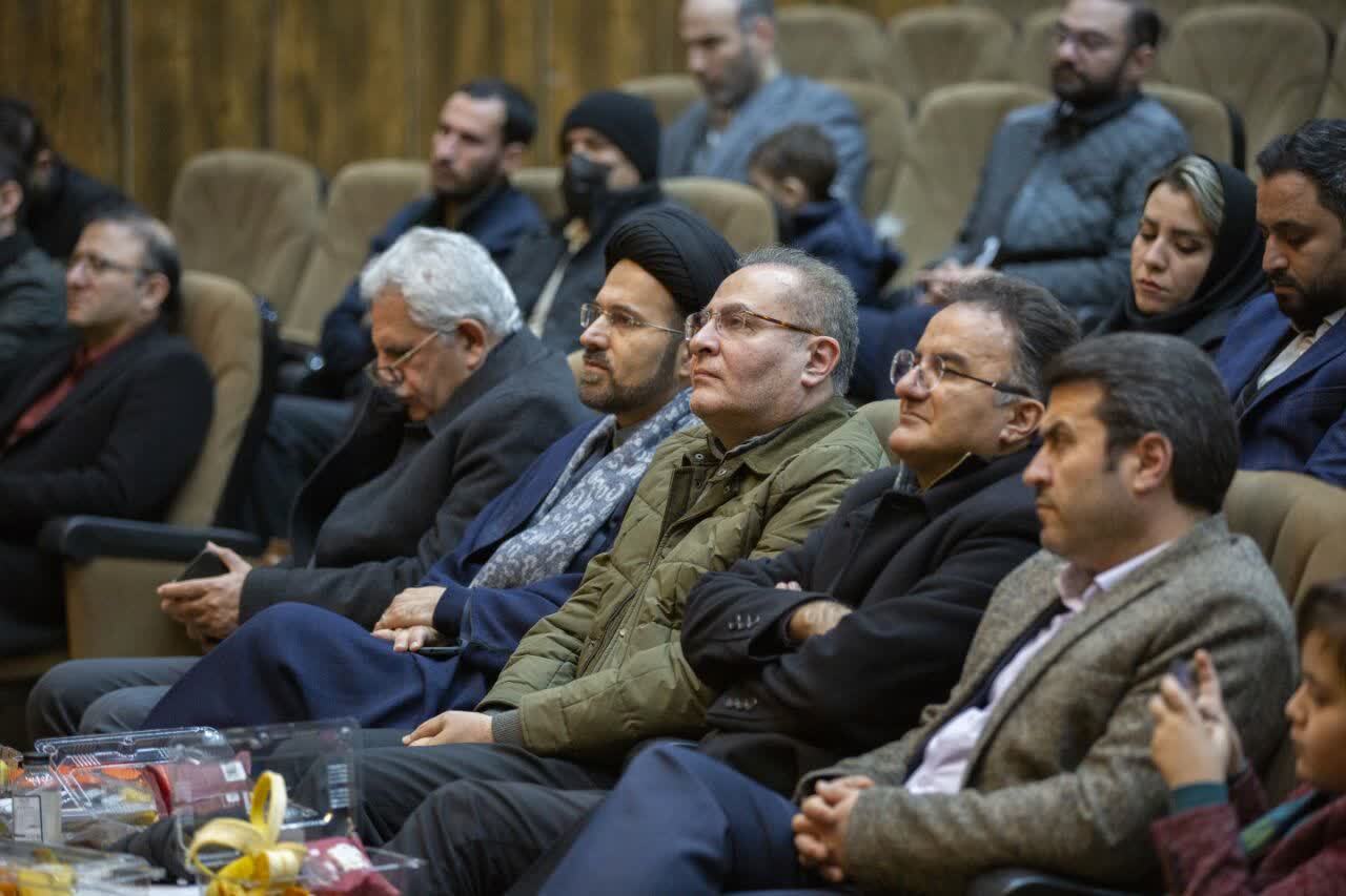 تمسک به قرآن و ولایت، رمز هدایت و سلامت جامعه است