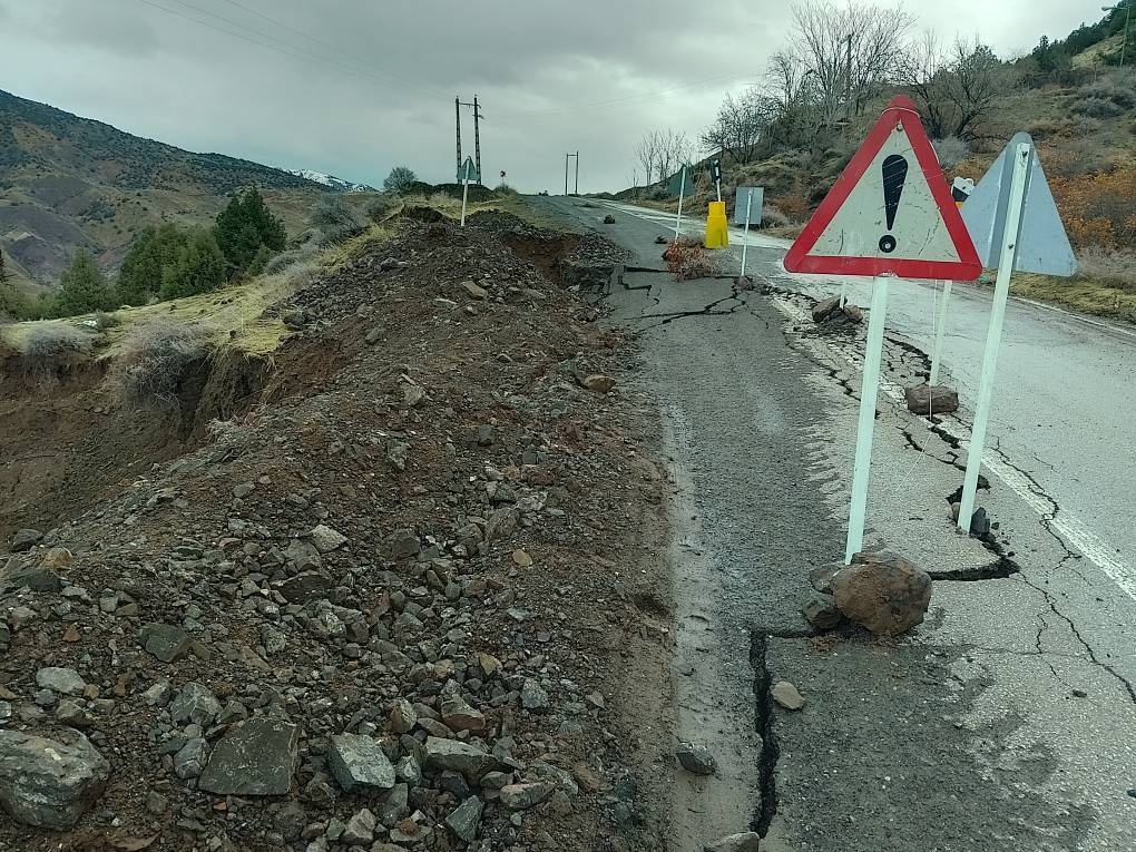 لغزش جاده‌ای در محور سه‌راهی هشجین به هشجین