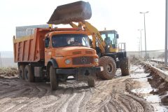 تداوم تلاش راهداری برای پاکسازی محل رانش زمین در جاده اردبیل ـ نیر