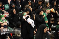 لالایی مادرانه با سوز اشک برای ۶ ماهه کربلا
